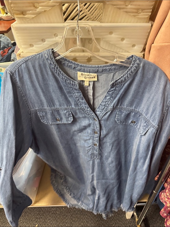 Hester & Orchard Tops - Hester & orchard chambray top L // 081209